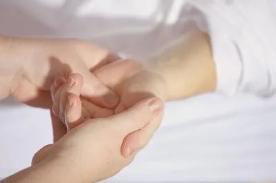 月经推迟按摩哪个部位