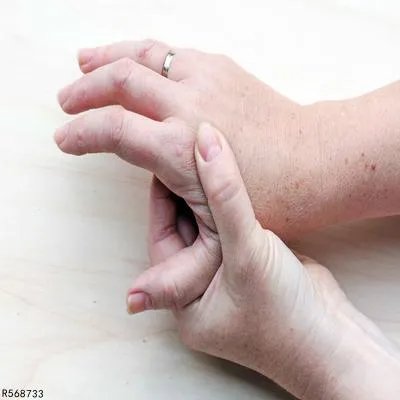 手发抖是什么原因引起的