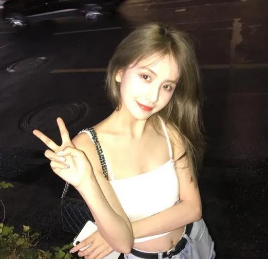 王思聪和新欢逛街,女方清纯朴素是否能俘获王校长的芳心?