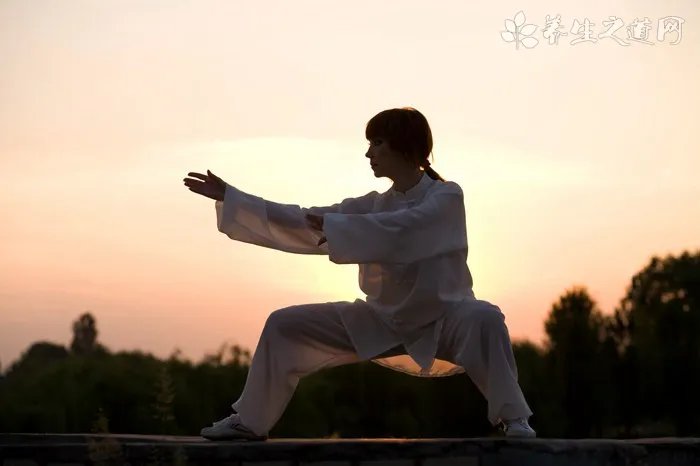 跆拳道劈叉怎么练