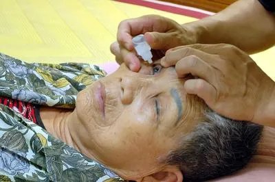 近视眼药水哪个牌子好 选择近视眼药水的方法