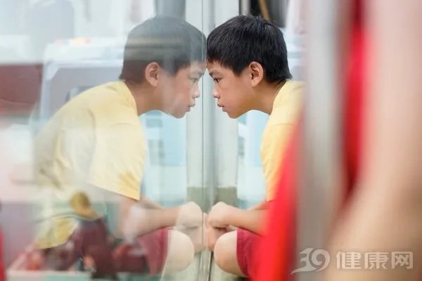 人长出“尾巴”，是返祖现象吗？