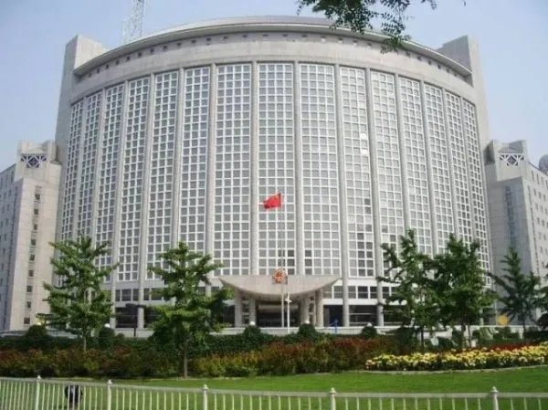 外交部建议大家不要再来送花了，大家为何要往外交部送花？