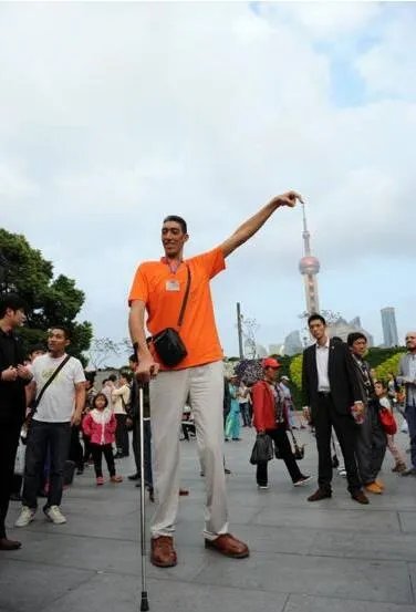 苏尔坦 科森身高：世界第一高人苏尔坦·科森照片