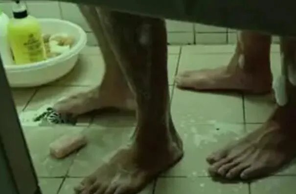 捡肥皂这个梗是什么意思?受到同性的背部攻击(俗称爆菊)