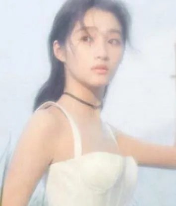 关晓彤比基尼照:女大十八变变出好身材(图)