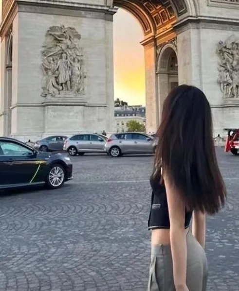 李亚鹏女儿李嫣近况曝光，穿露脐装身材如模特，气质更偏像谁多一些？