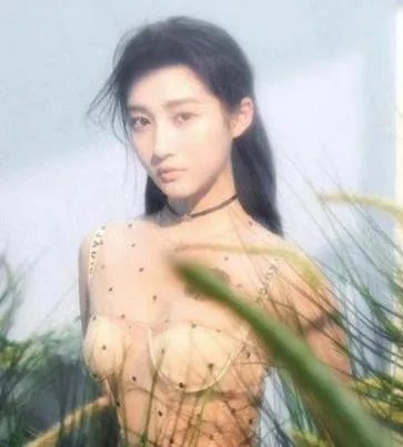 关晓彤比基尼照:女大十八变变出好身材(图)