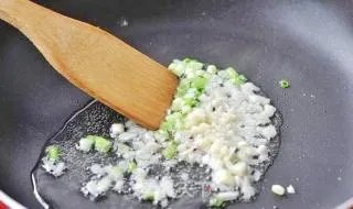 蒜苗的家常炒法：不管春节还是平时小白必备的简单快手菜